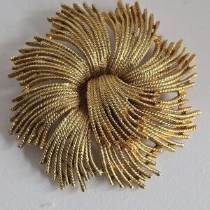 Vintage Celebrity NY Brooch – Gold Tone Swirl Rope Textured Statement Pin – 1960